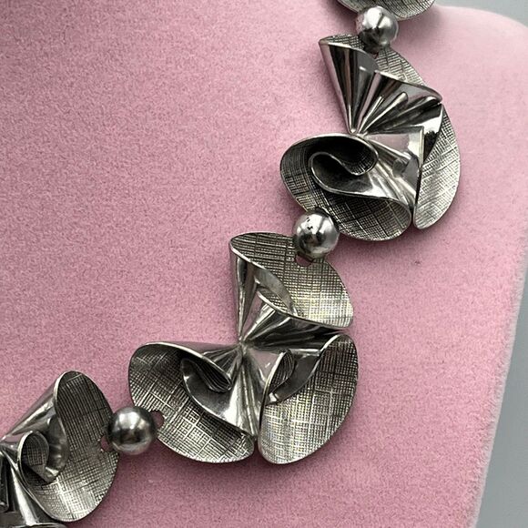 Vintage mid century modern silver tone half flower Necklace - Picture 4 of 8